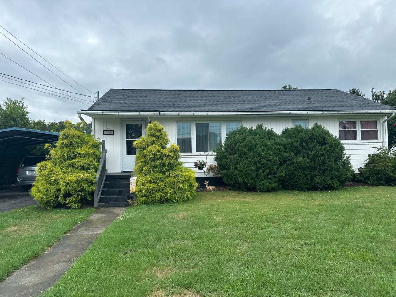 Cozy Cottage (Available NOW)