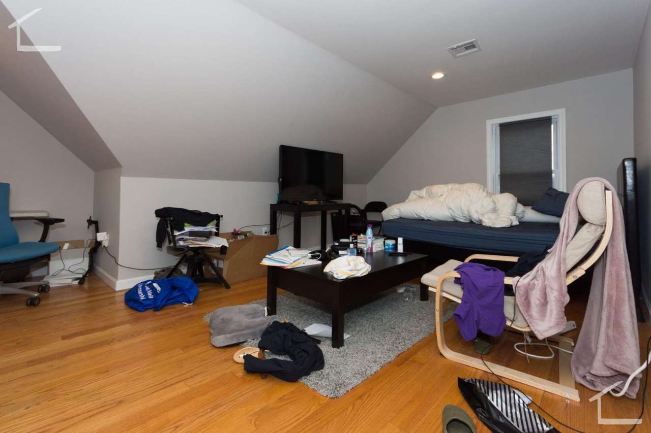 Get $500 on closing! Gorgeous Apt w LAUNDRY IN UNIT! Great for BU students near T. Large Rooms!