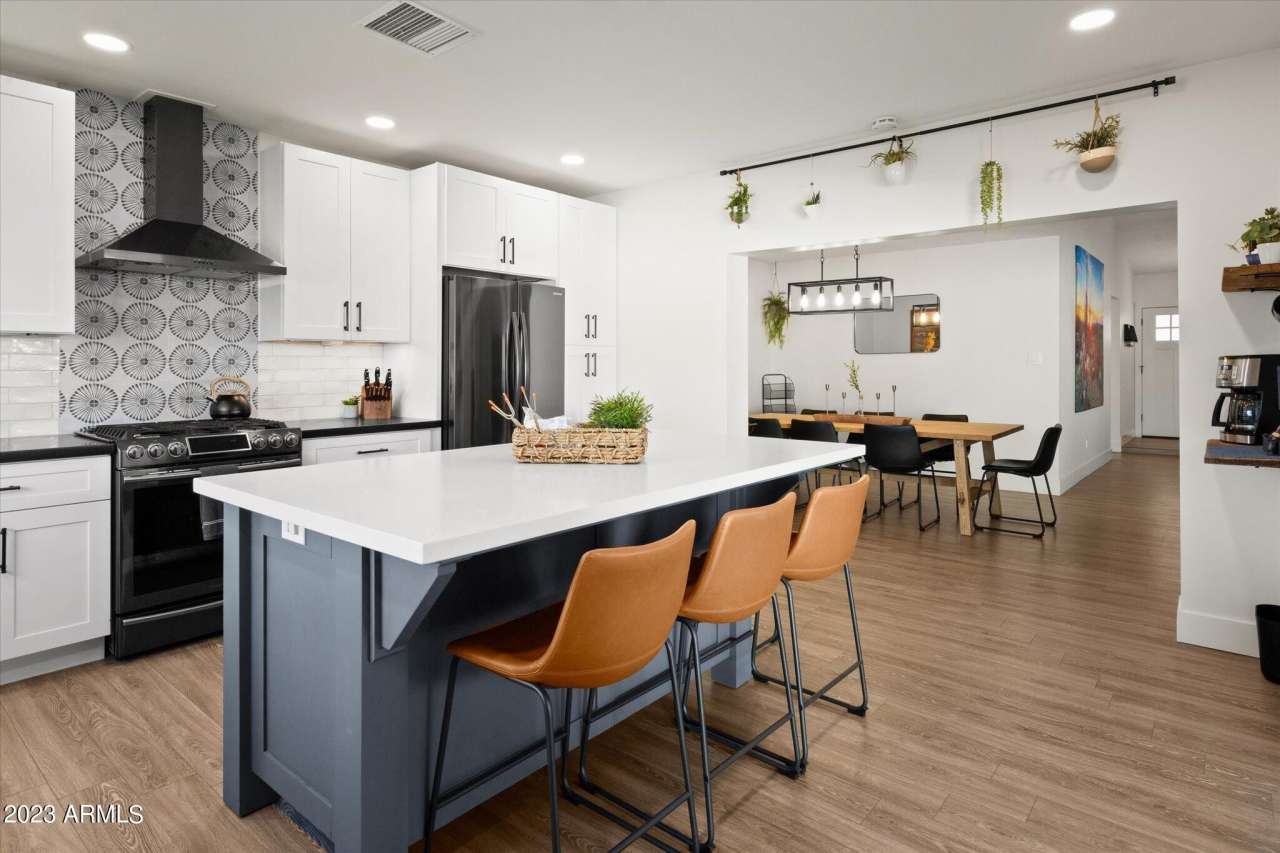 1027 W PERALTA Avenue