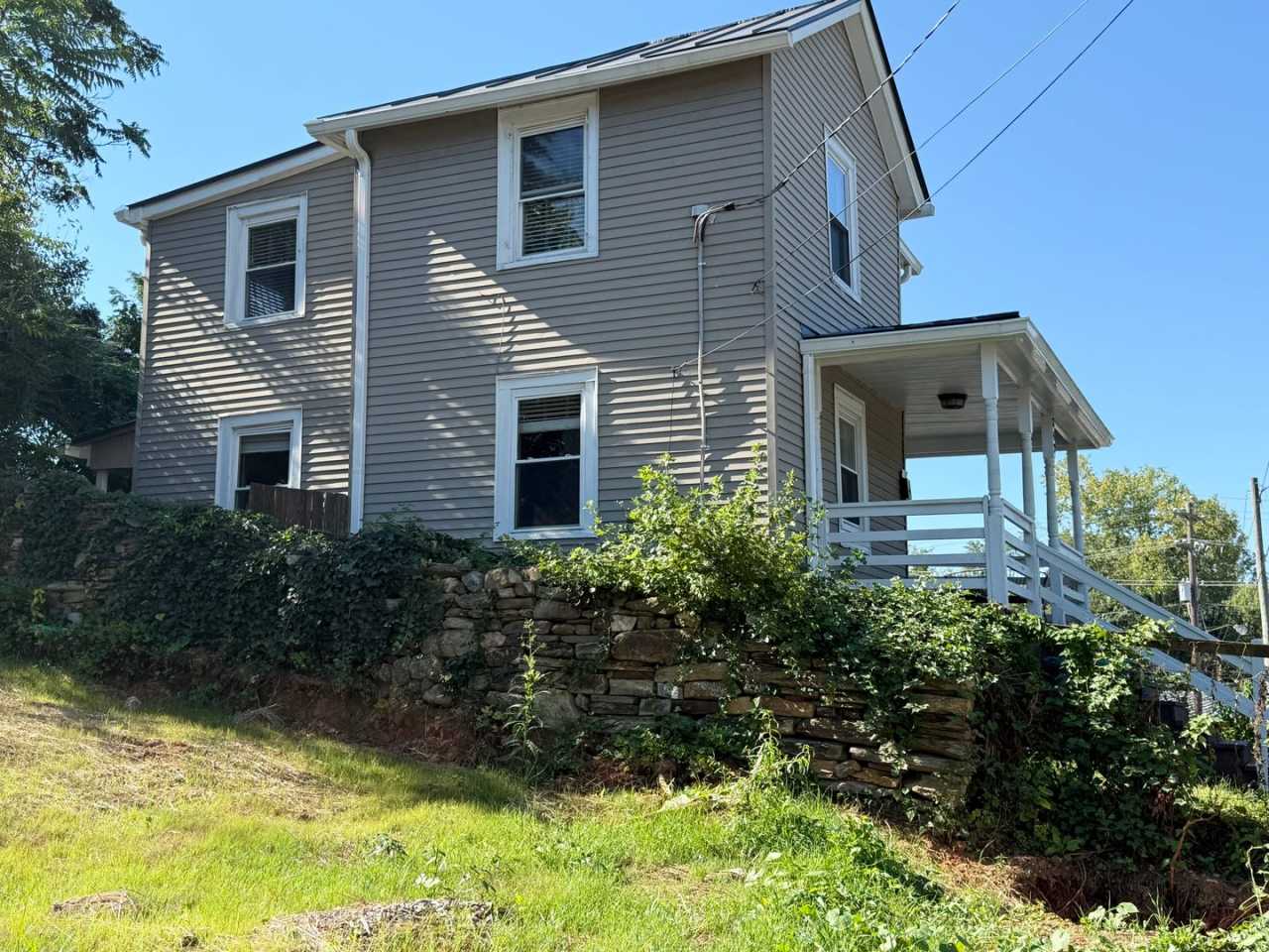 342 6 1/2 St. SW - Close to UVA Hospital!