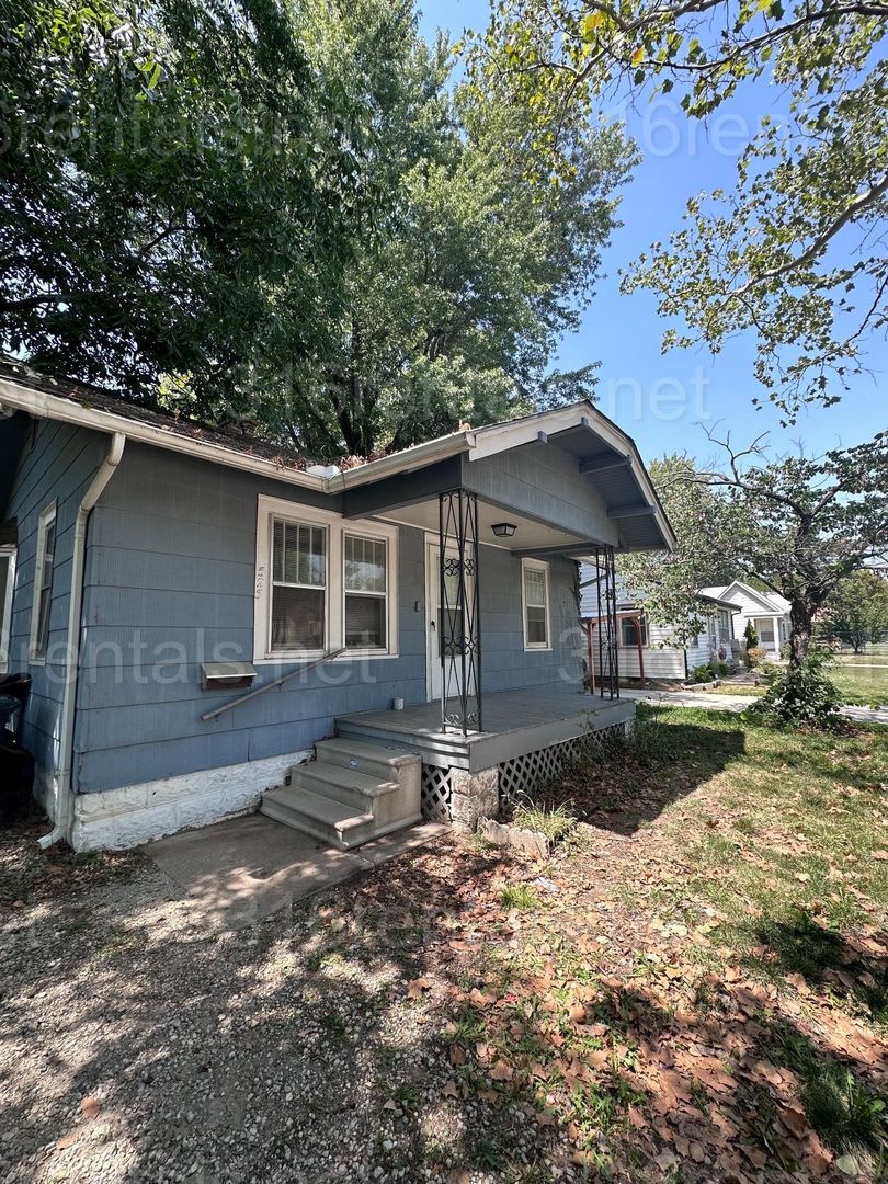 $895- 2 bed 1 bath - Single Family Home