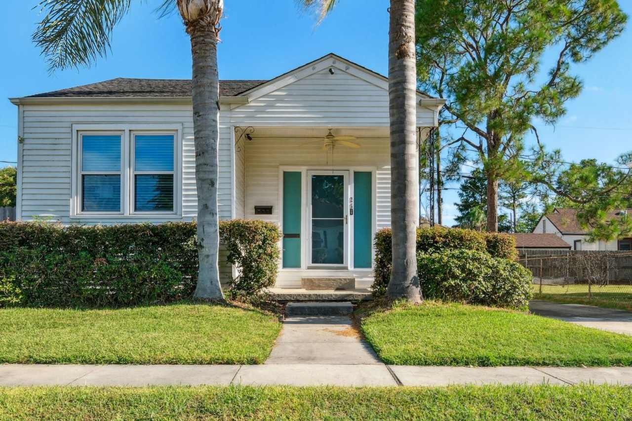 Cozy single family cottage near Ochsner with private driveway and large yard.