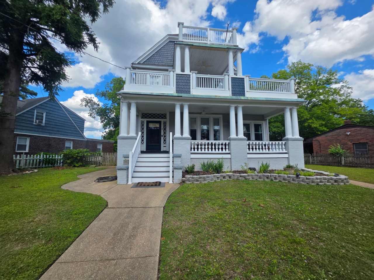Charming 2-Bedroom Apartment with River Views