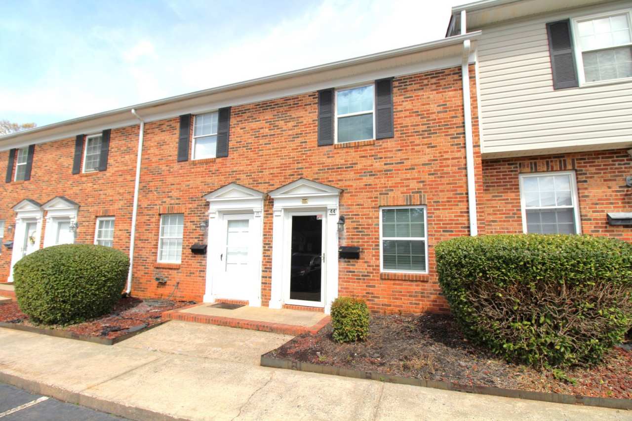 Renovated 2 bedroom Townhome in Belmont!