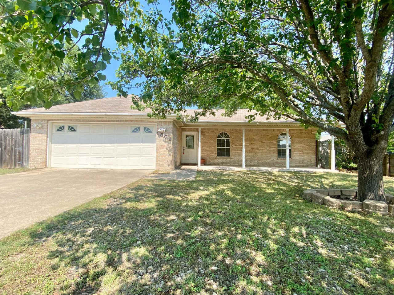 3 bedroom home with a large backyard in Harker Heights!