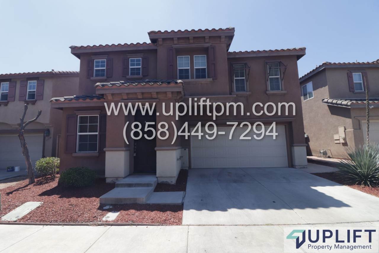 4 bedroom 2.5 bathroom home in Chula Vista w/ POOL + GYM - EASTLAKE GREENS