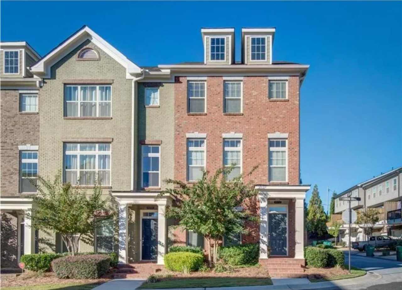 Bright End-Unit Townhome in Prestigious Johns Creek School District