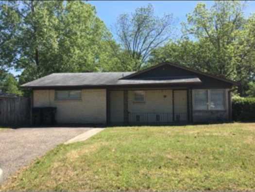 4/2 Fenced yard and pet friendly LISD