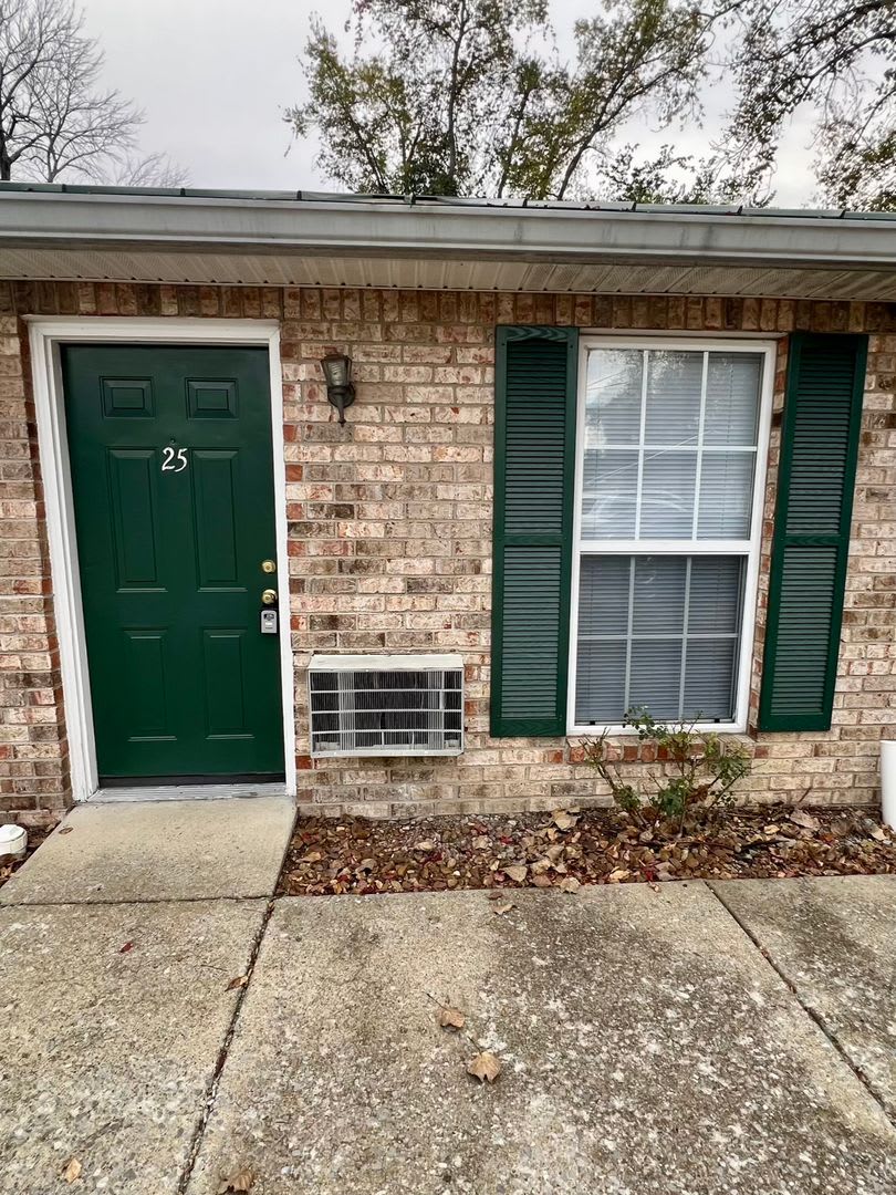 1BR 1BA Ground Level Apt. **Free Water** - NO pets!