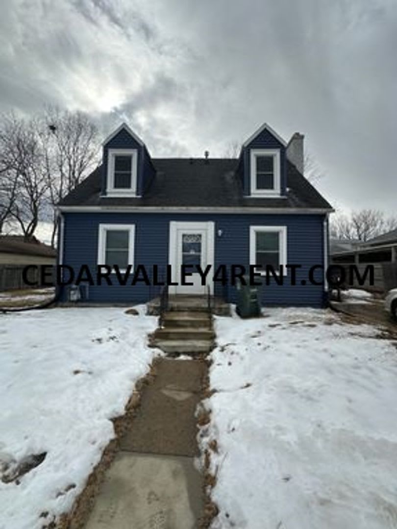 2 Bedroom, 1 1/2 Bath with Single Stall detached garage 1445 West 2nd Waterloo, IA 50701