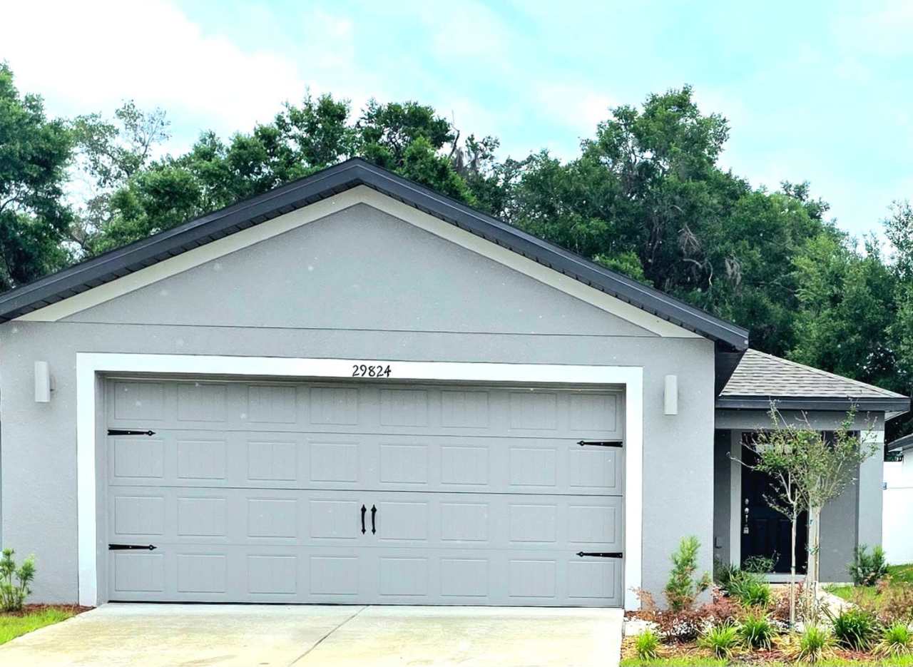 Brand New 3/2/2 furnished close to I75 to commute to Tampa or Ocala.