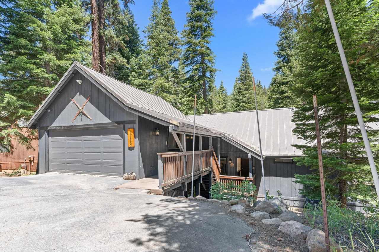 SKI LEASE: Ranch Home with Garage  Gas Fireplace!