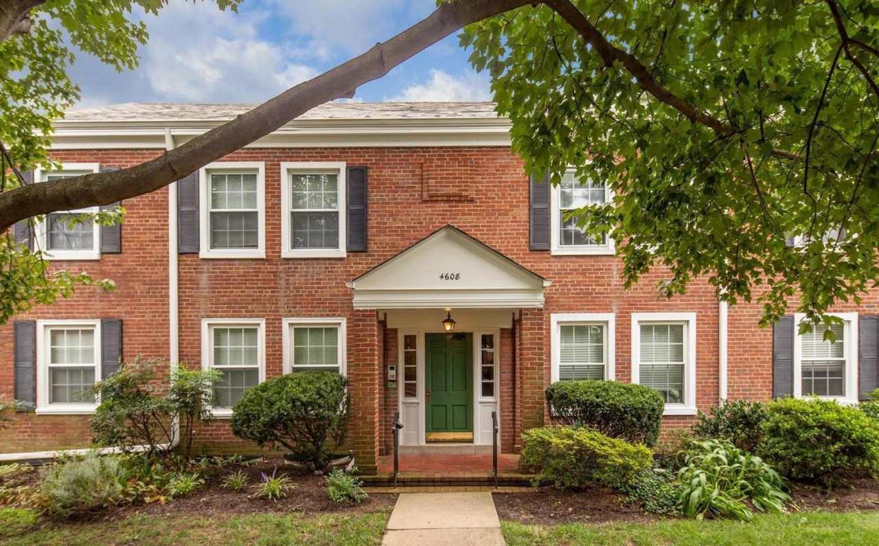 Stunning And Spacious 2-Level, 1 Bedroom, Den/Loft, 1 Bathroom Condo In Desirable Fairlington Villages