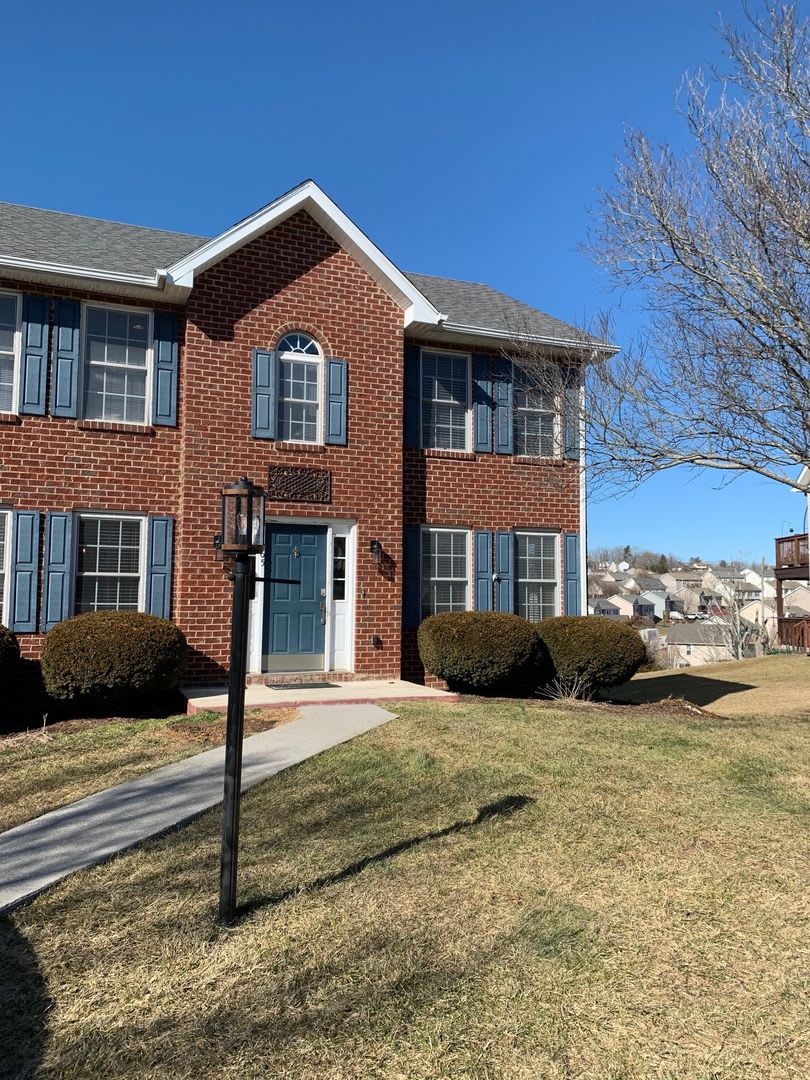 3 Bedroom 2.5 Bath House with 1 Car Garage