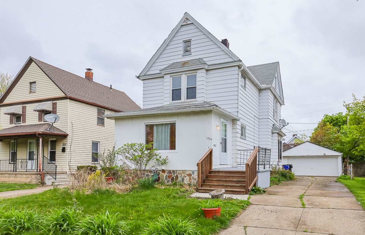 Spacious 3 bedroom/1 bath Single house! Garage! Large basement