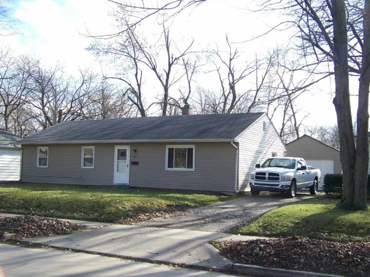 1510 E Pettit Ave - Ranch Style Four Bedroom/One Bath Home! *Available Now*