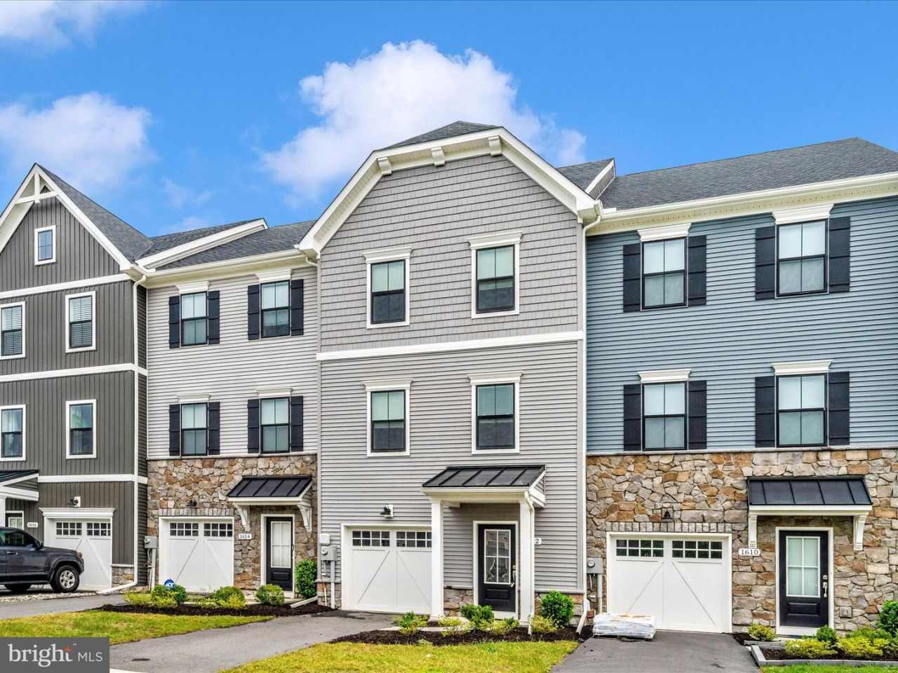 THREE LEVEL TOWN HOUSE IN KELLERTON