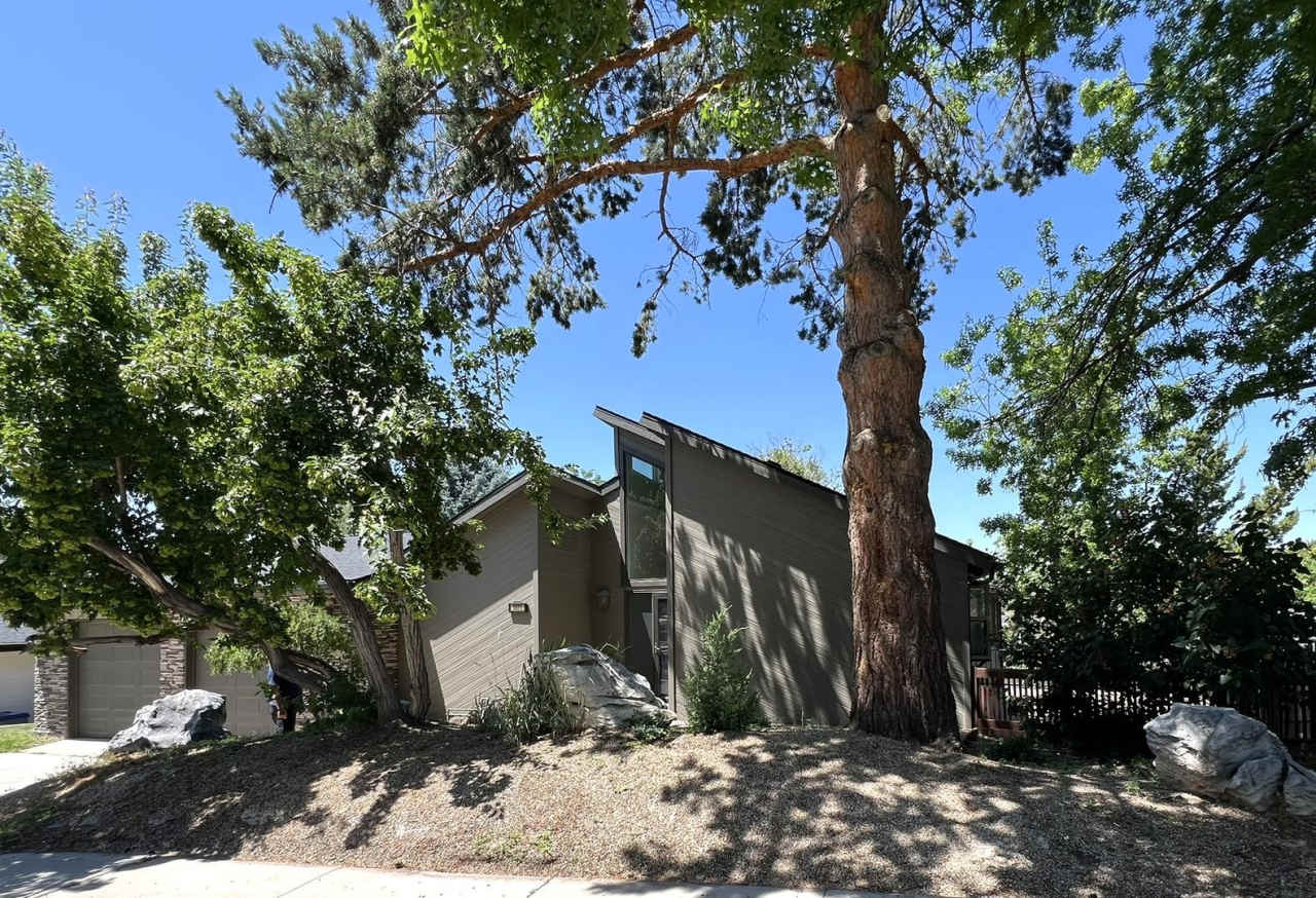 Fantastic 4 bed 3 bath home in the Highlands just off Bogus Basin Rd.