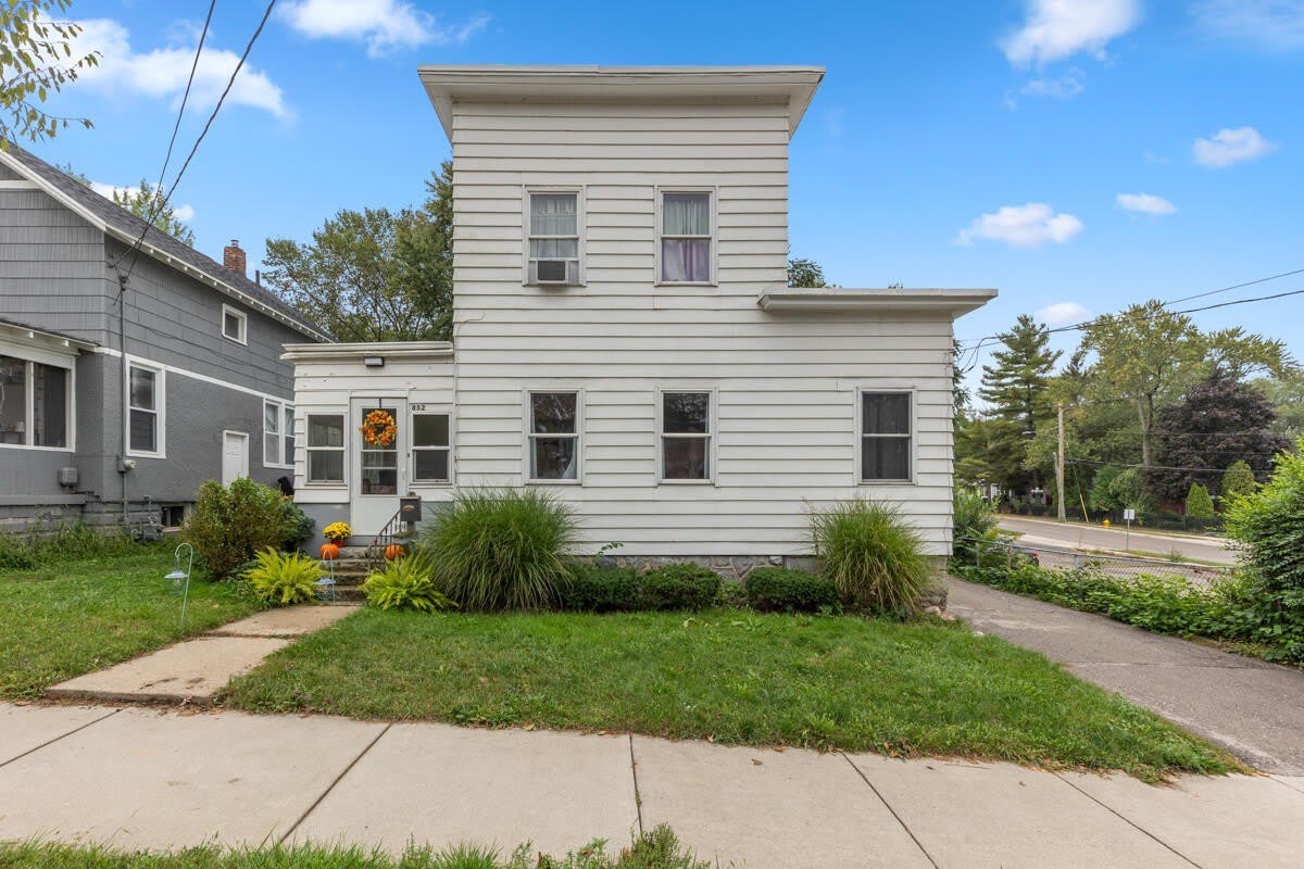852 Leonard Street