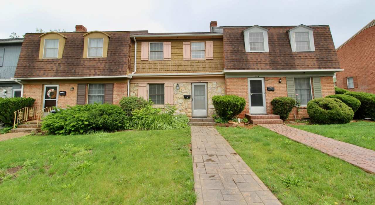 2 bedroom townhome right across from Westover park!