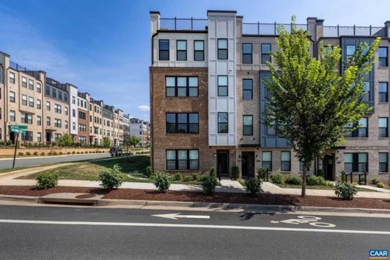 Beautiful 3 BR, 2.5 Ba end unit in Brookhill Commons with garage and including water