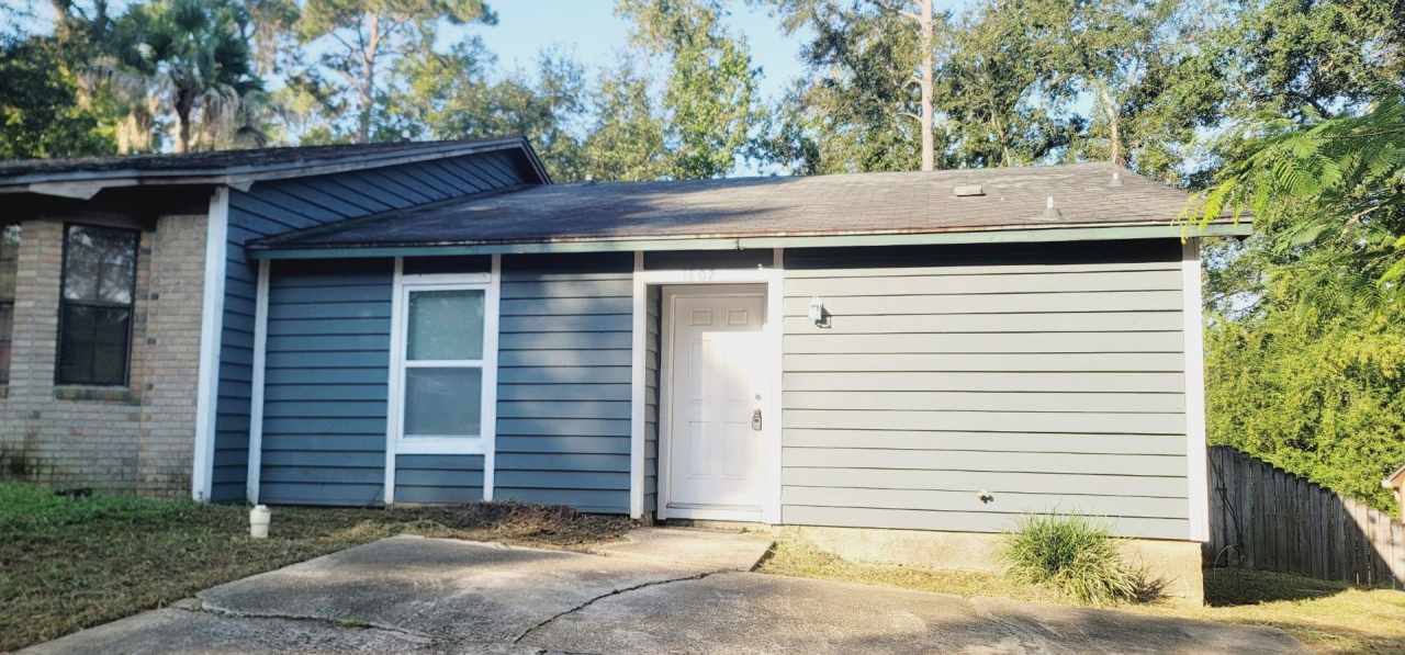 LOVELY 2/2 w/ Stainless Steel Appliances, Washer/Dryer, Deck, Fenced Yard,  Plank Vinyl Floors Throughout! Avail February 1st for $1275/month!