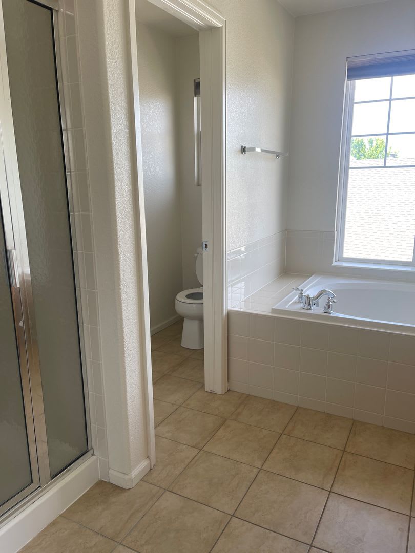 3 bedroom, 2 bathroom single family house in Aurora