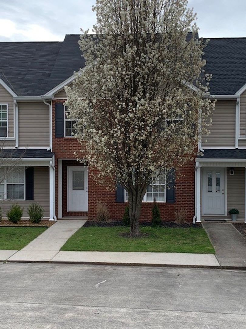 SPACIOUS TOWNHOME IN THE CITY