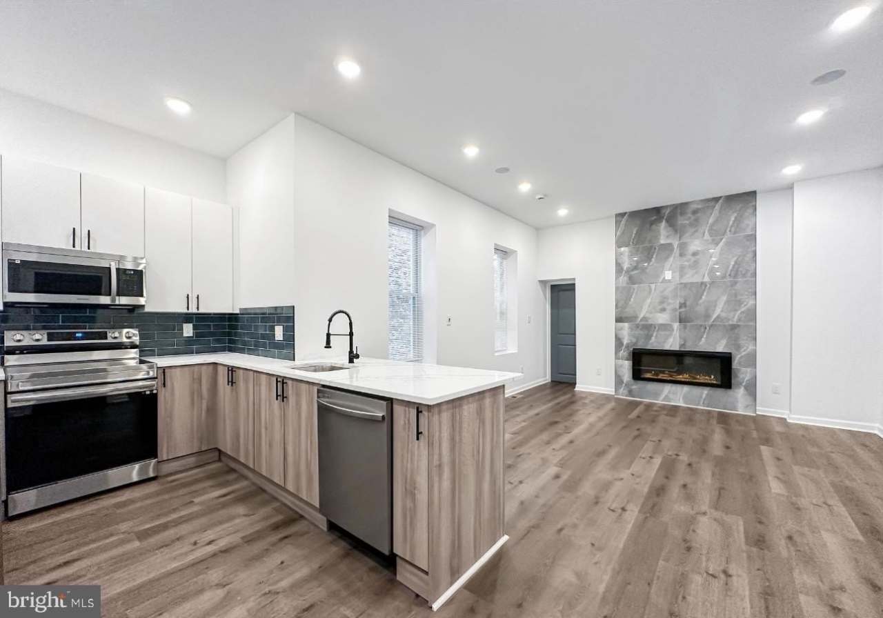 2028 W WESTMORELAND Street unit: 1