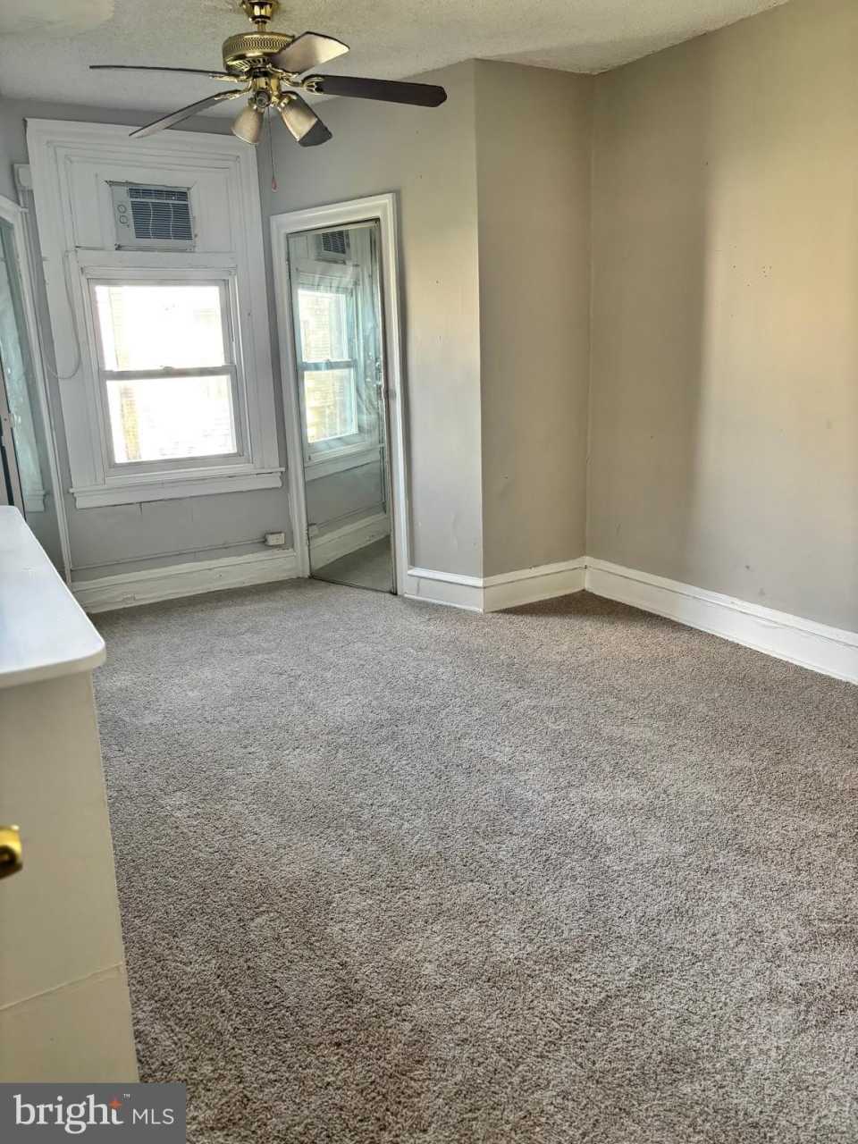 4921 N HUTCHINSON Street