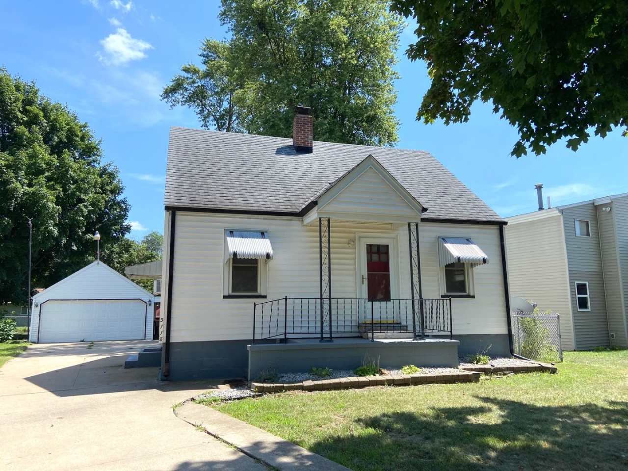 2 Bedroom, 1 Bath Home  Garage Available in Peoria IL!