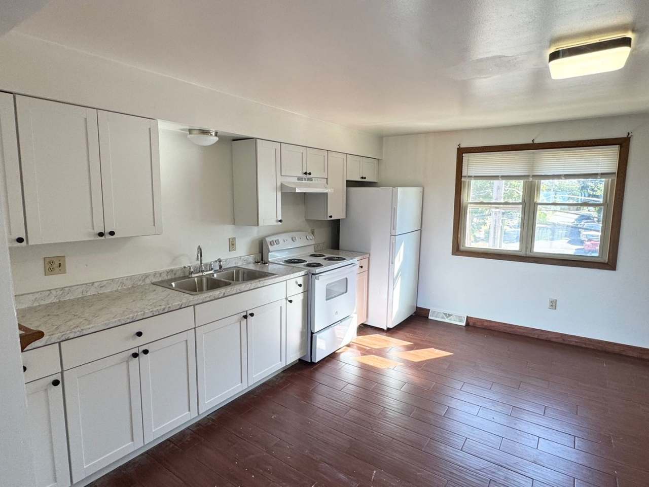 2 Bedroom/ 1.5 Bath - New Kitchen and Carpet