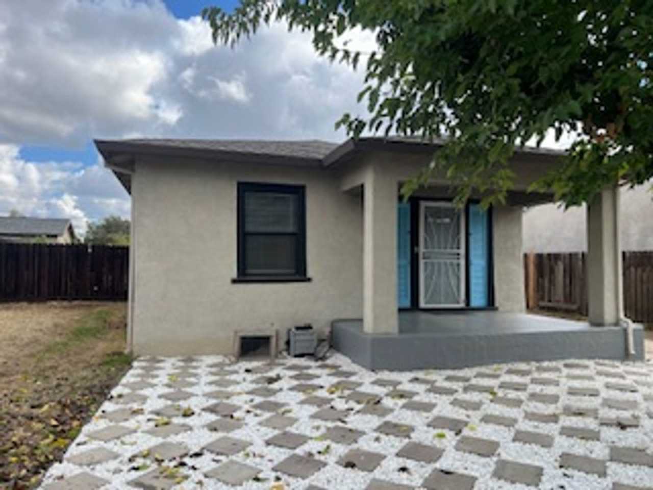 ADORABLE REMODELED 2 BEDROOM DUPLEX!