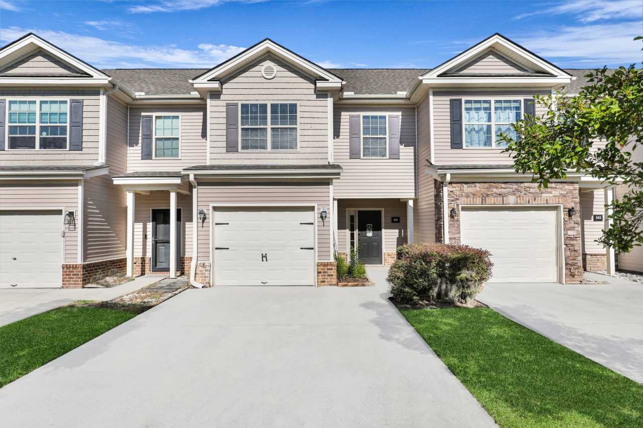 Charming 3-Bed Townhome in Prime Richmond Hill Location!