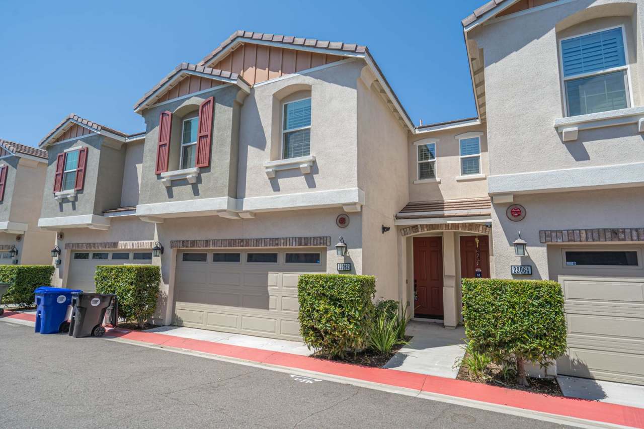 Beautifully Remodeled 3-Bedroom Home in Santa Clarita's River Village!