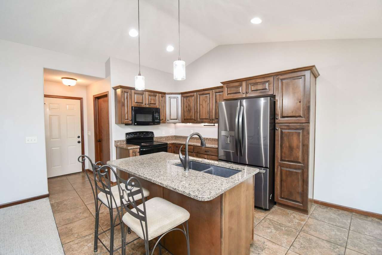 PRICE DROP! Stunning Twin Home in Desirable Southwest Area with Modern Features!