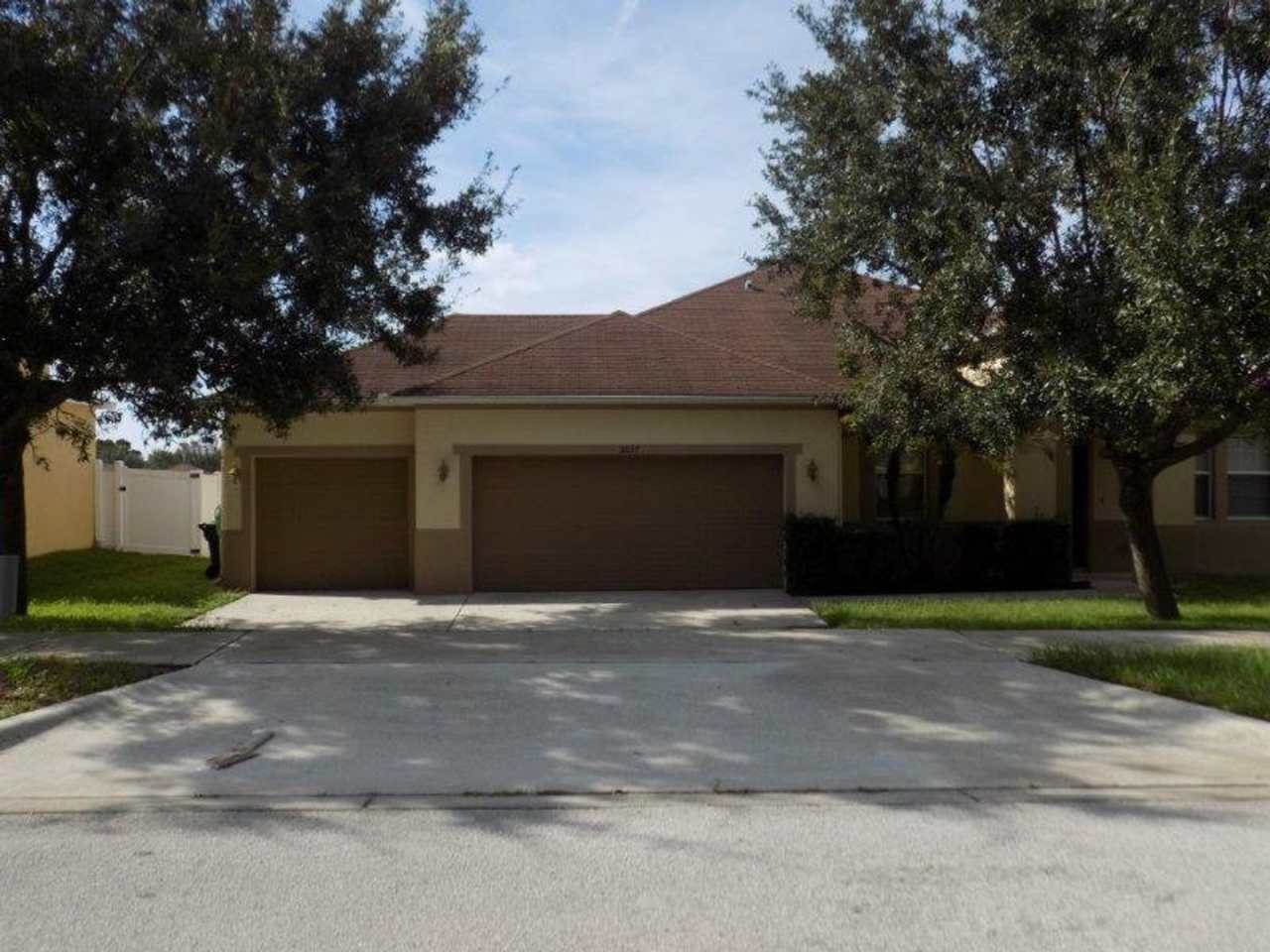 BEAUTIFUL 3 BEDROOM, 2 BATH, 3 CAR GARAGE SINGLE FAMILY HOME IN CLERMONT