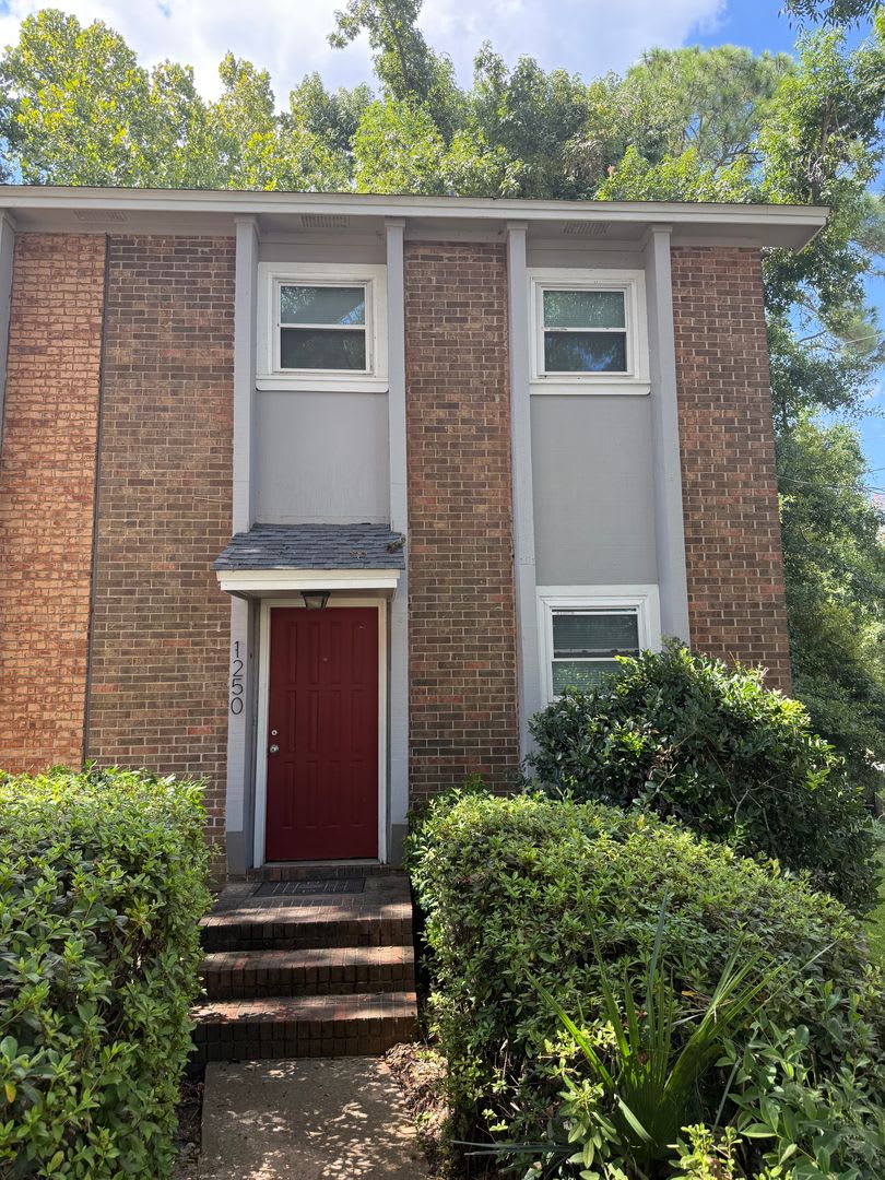 Upgraded 2BR/1.5BA Townhouse Apartment Conveniently Located!
