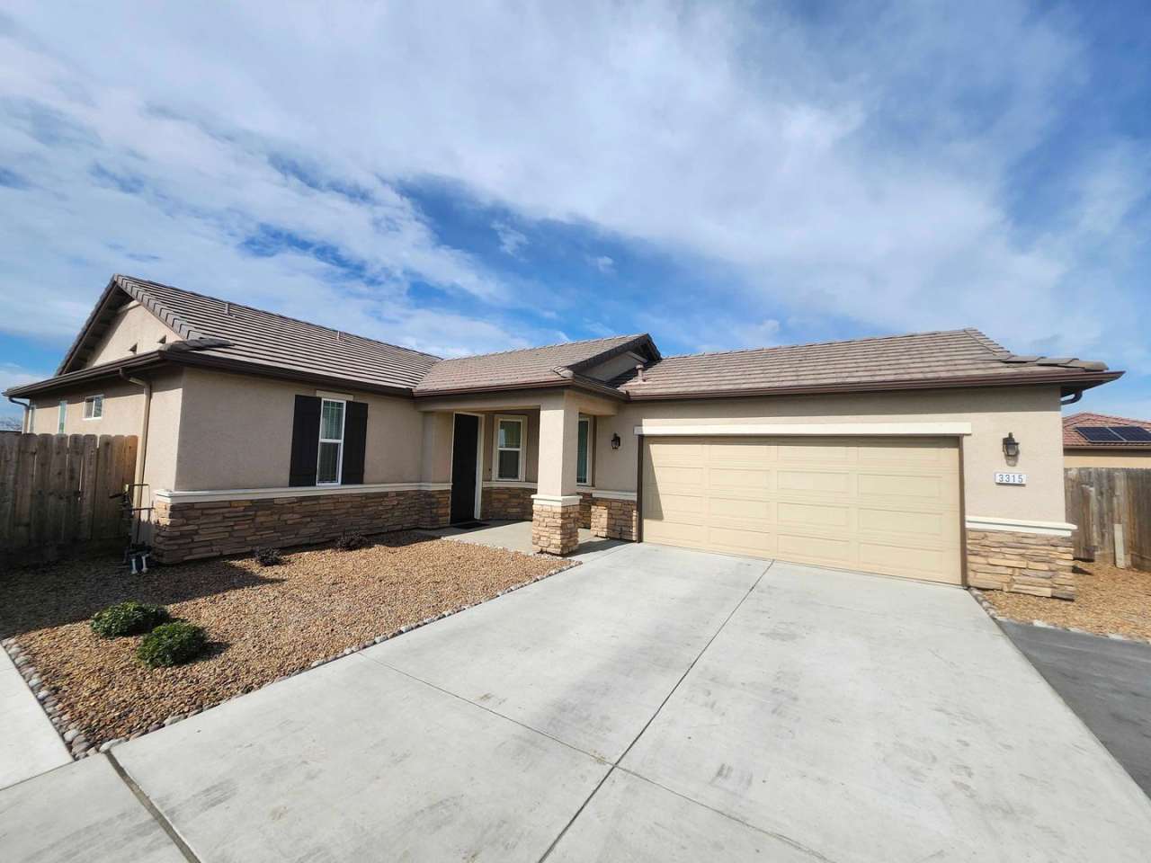 Charming 3-Bedroom Solar-Powered Home with Modern Amenities in Tulare