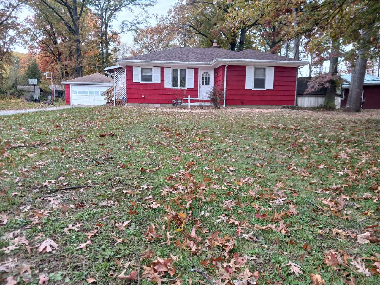 Beautiful 2 bed 2 bath home with large lot and 2 car garage