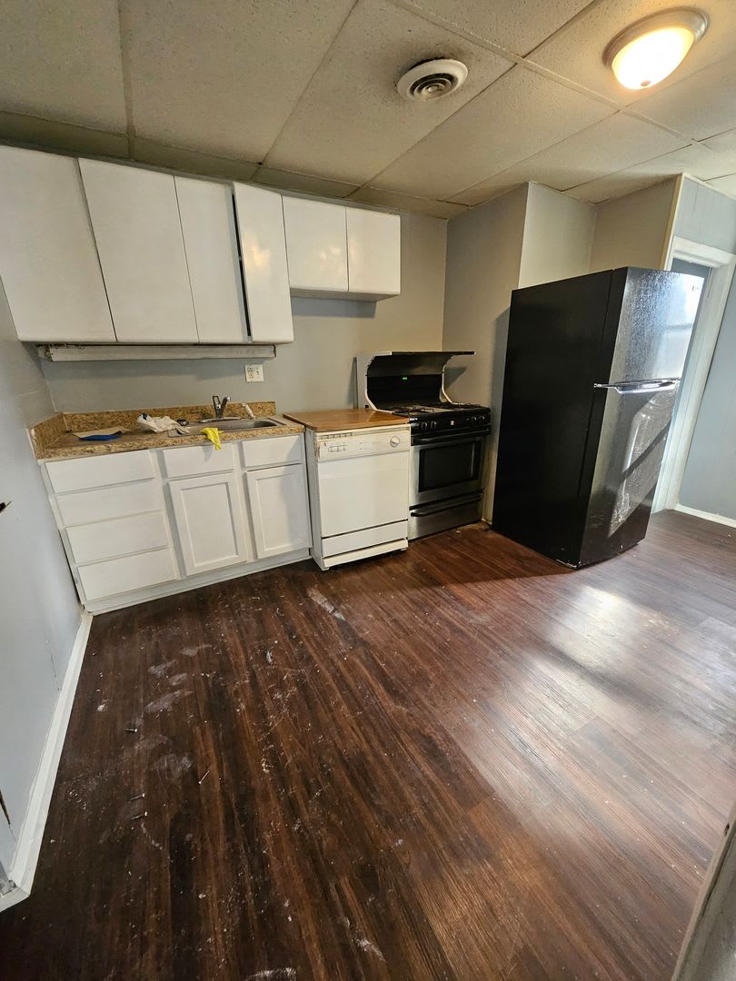 Upper 1 bedroom unit