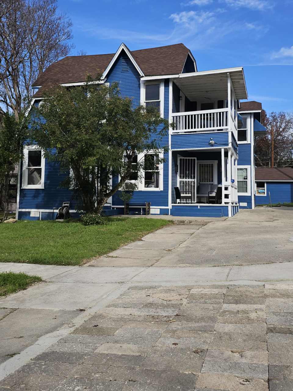 1015 W Mistletoe Ave