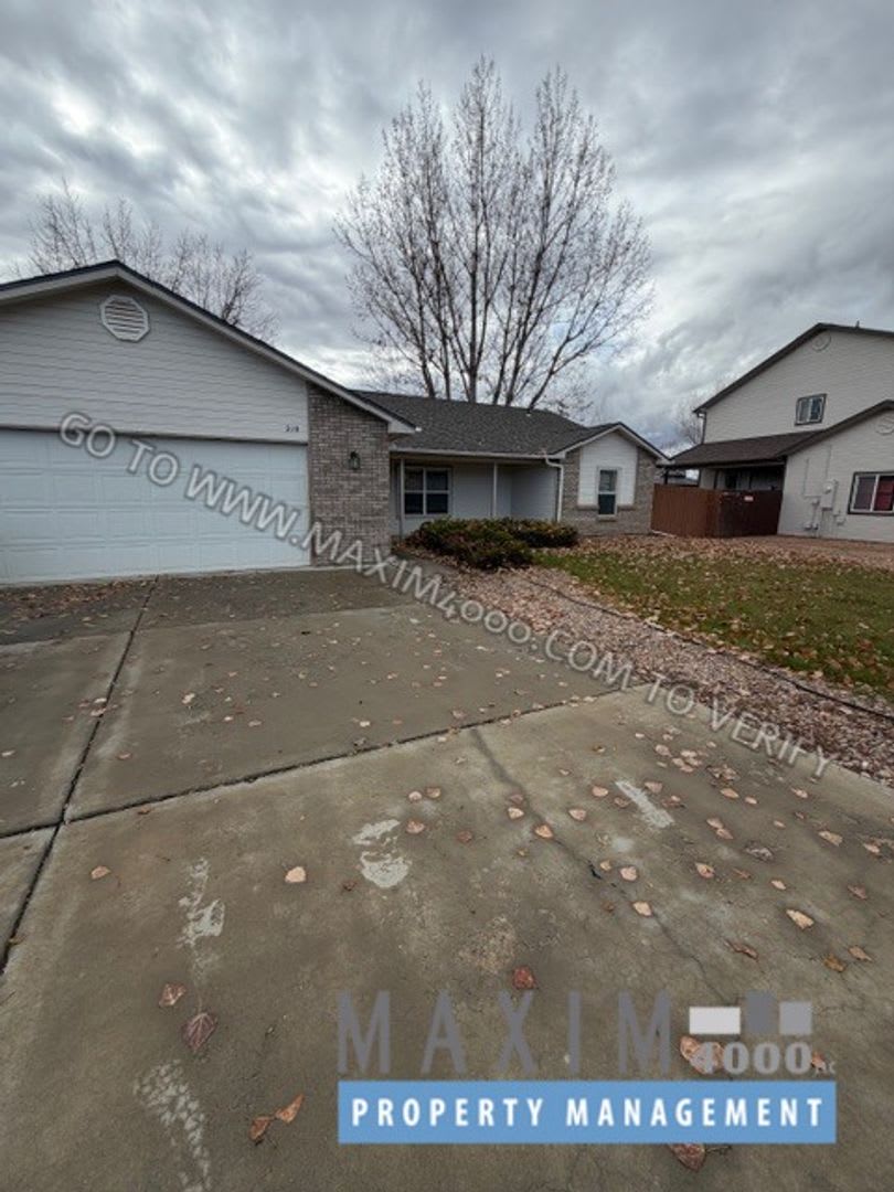 210 W SUNSET DRIVE - BEAUTIFUL 3-BEDROOM HOME - NEW FLOORING!