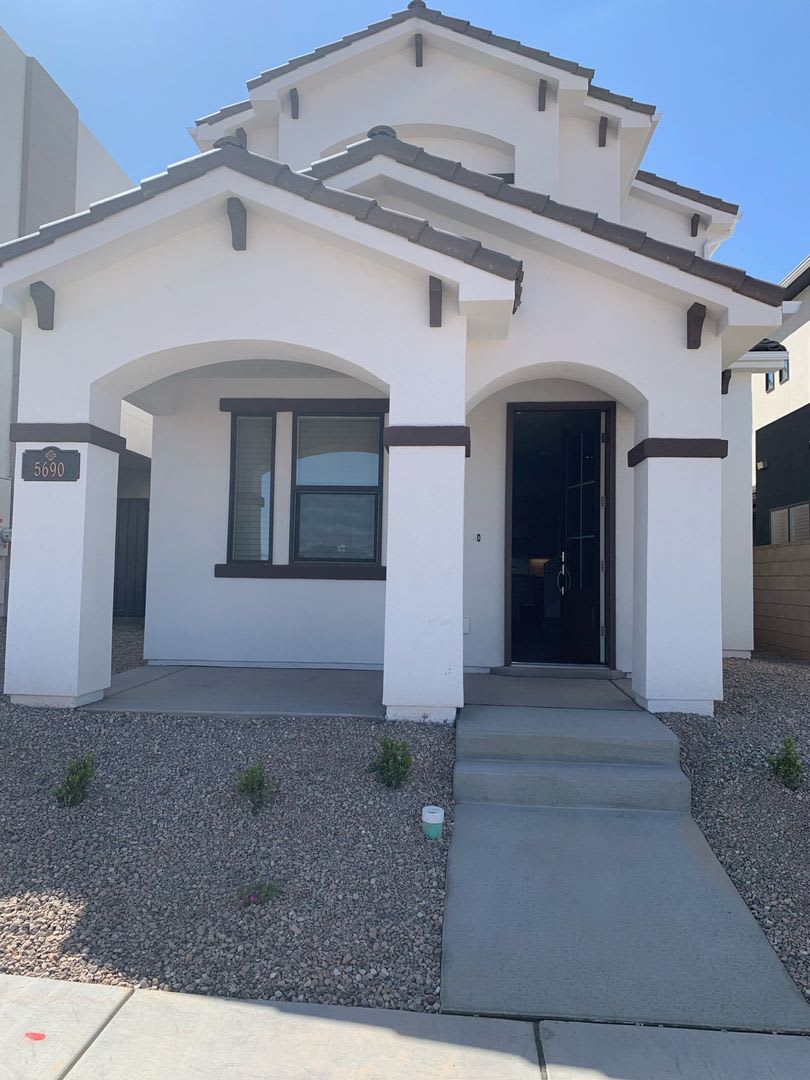 Beautiful Newer 3 Bedroom 2.5 Bathroom home in Desert Color!