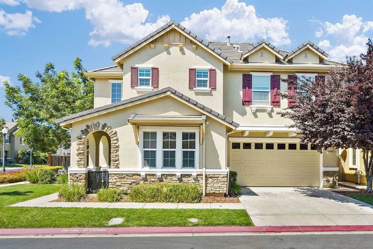 ADORABLE 4 BED/2.5 BATH TOWNHOME WITH CORNER LOT AND LARGE FENCED REAR YARD WITH PATIO