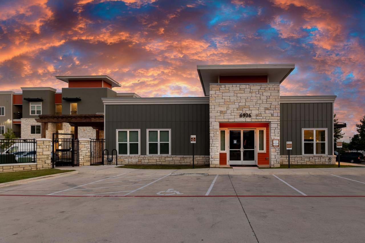 The Oaks at Ben White Apartments