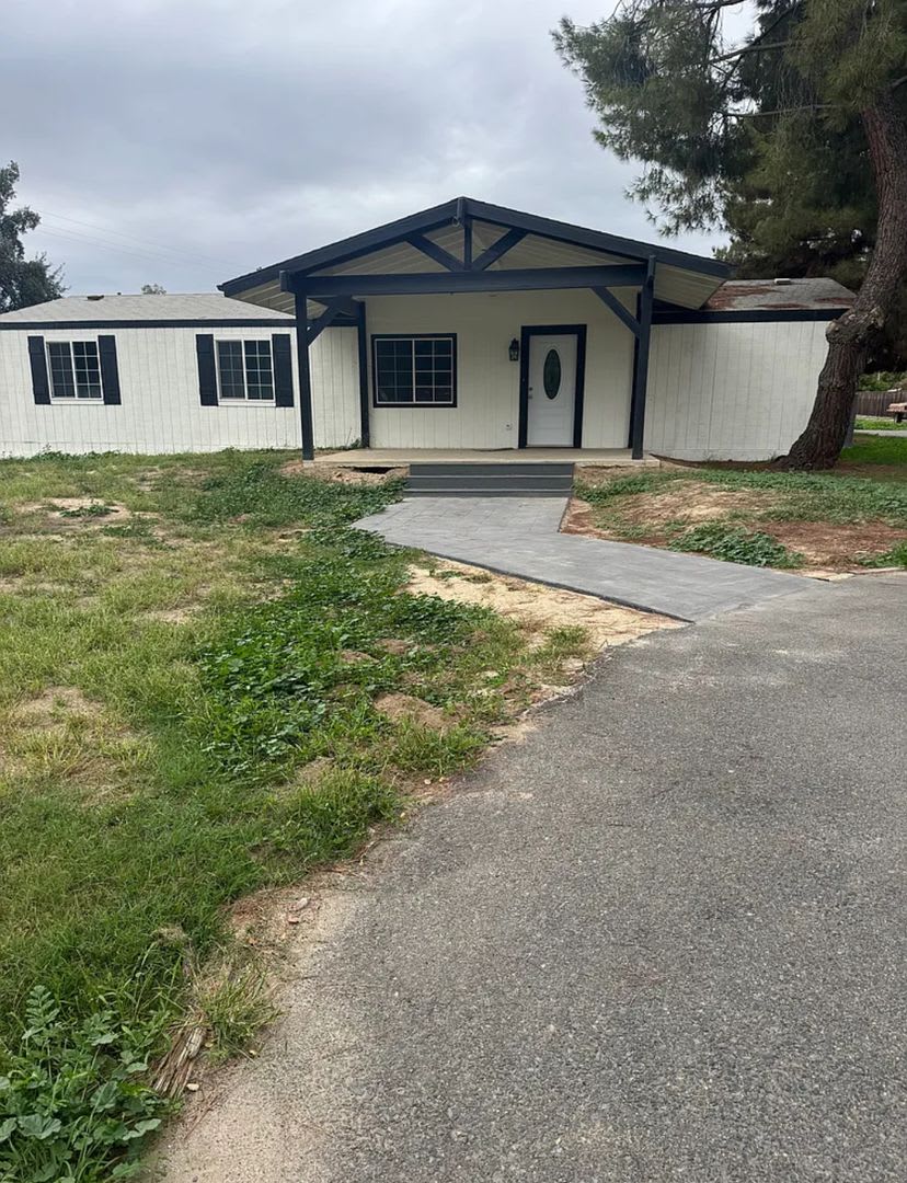 3 Bedroom, 2 Bath on 1.5 acres in Hanford