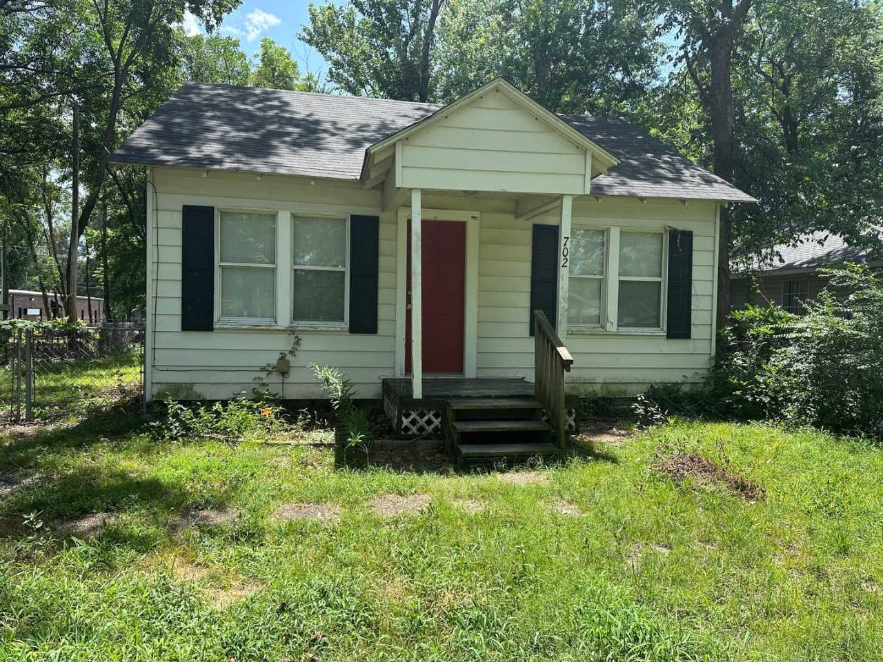 Welcome to this charming 2-bedroom, 1-bathroom home located in the heart of Russellville, AR.