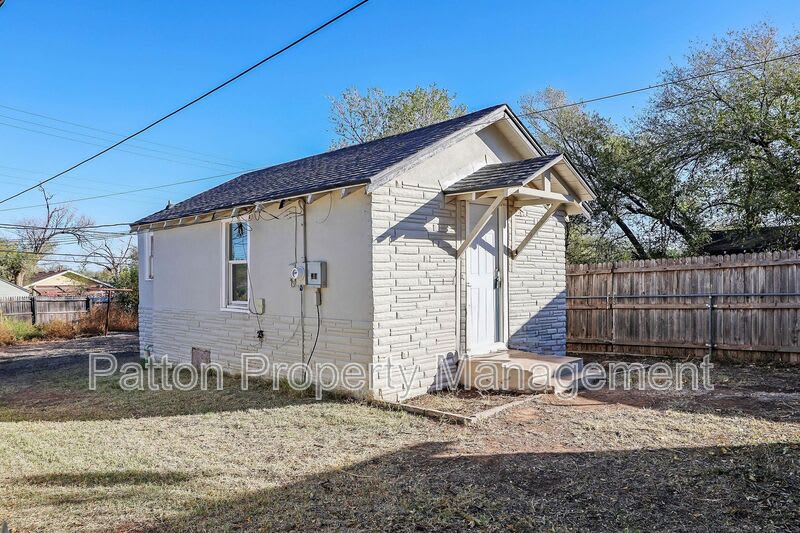 4240 SW 10th Avenue Rear