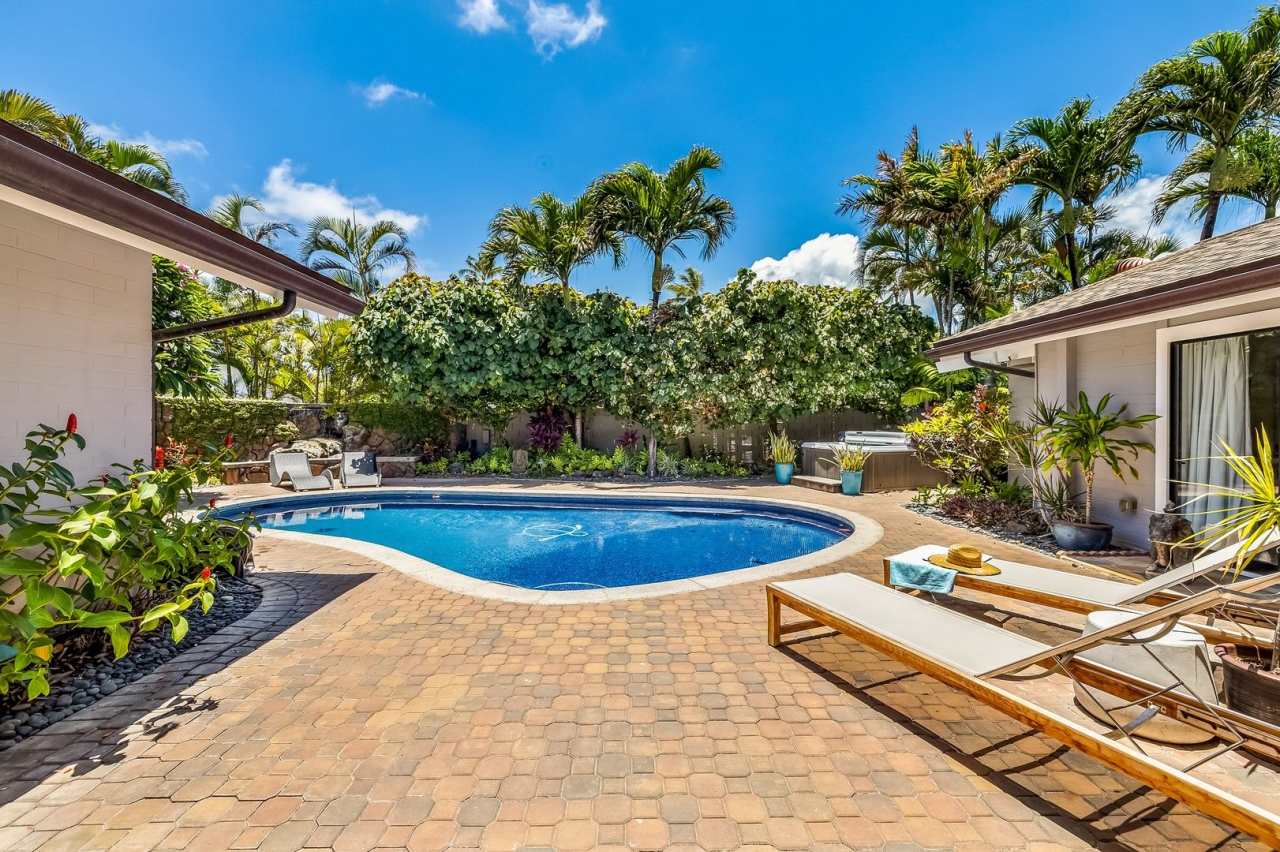 Hale Ohana: Bright Kailua Retreat w/hot tub, Lush Tropical Pool, Walk to Beach